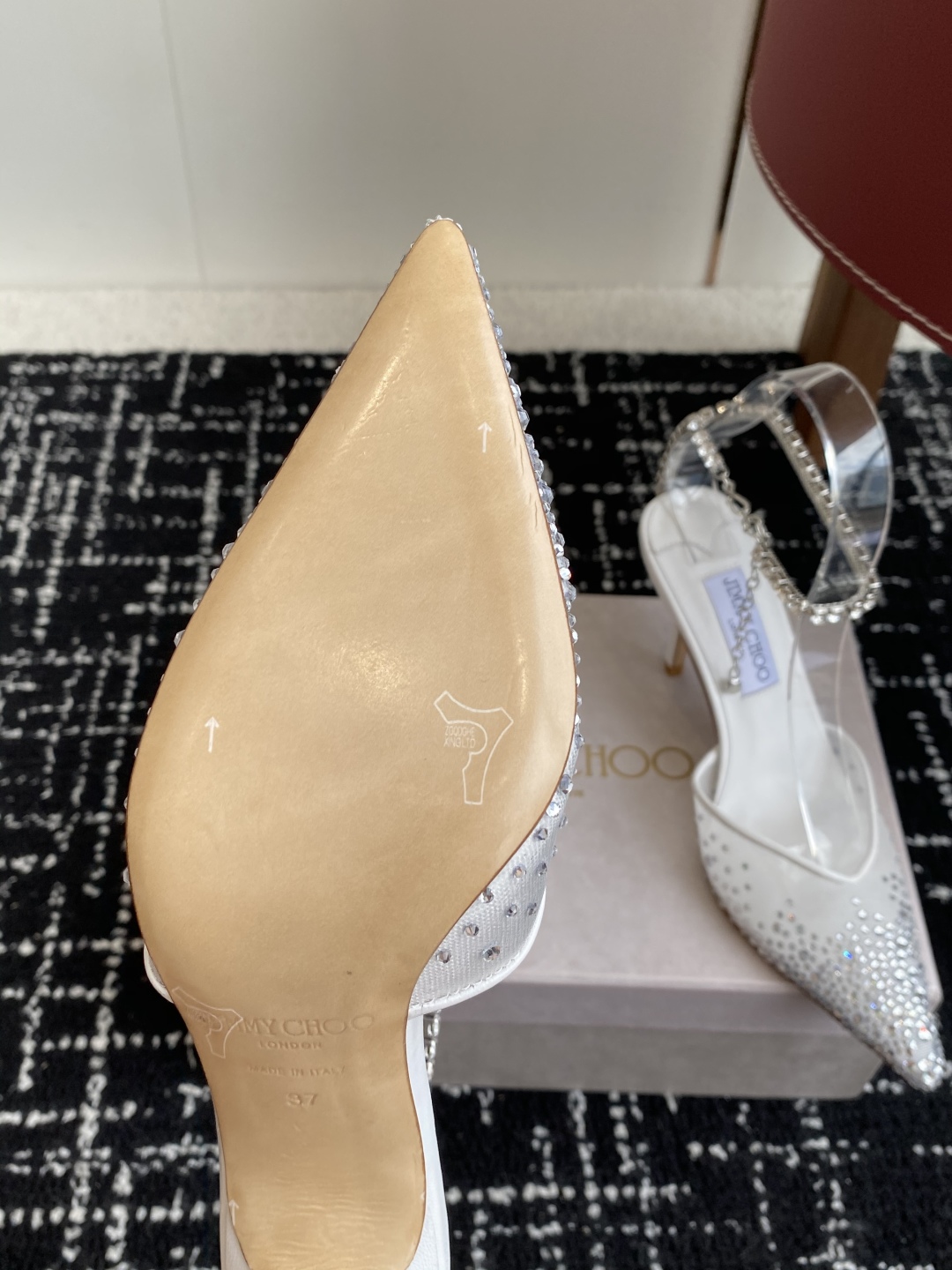 代购级
早春水晶钻扣凉鞋 拖鞋Jimmy Choo 周仰杰25春夏系列 重逢惊艳 优雅邂逅 碰撞之美 时