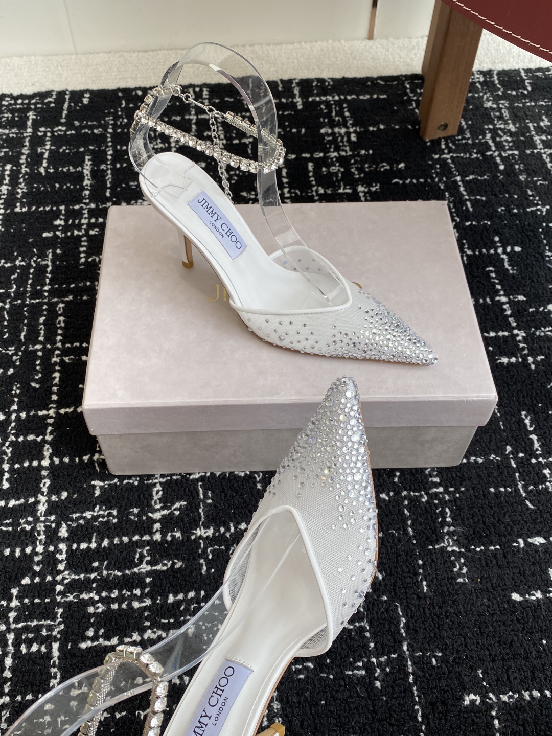代购级
早春水晶钻扣凉鞋 拖鞋Jimmy Choo 周仰杰25春夏系列 重逢惊艳 优雅邂逅 碰撞之美 时