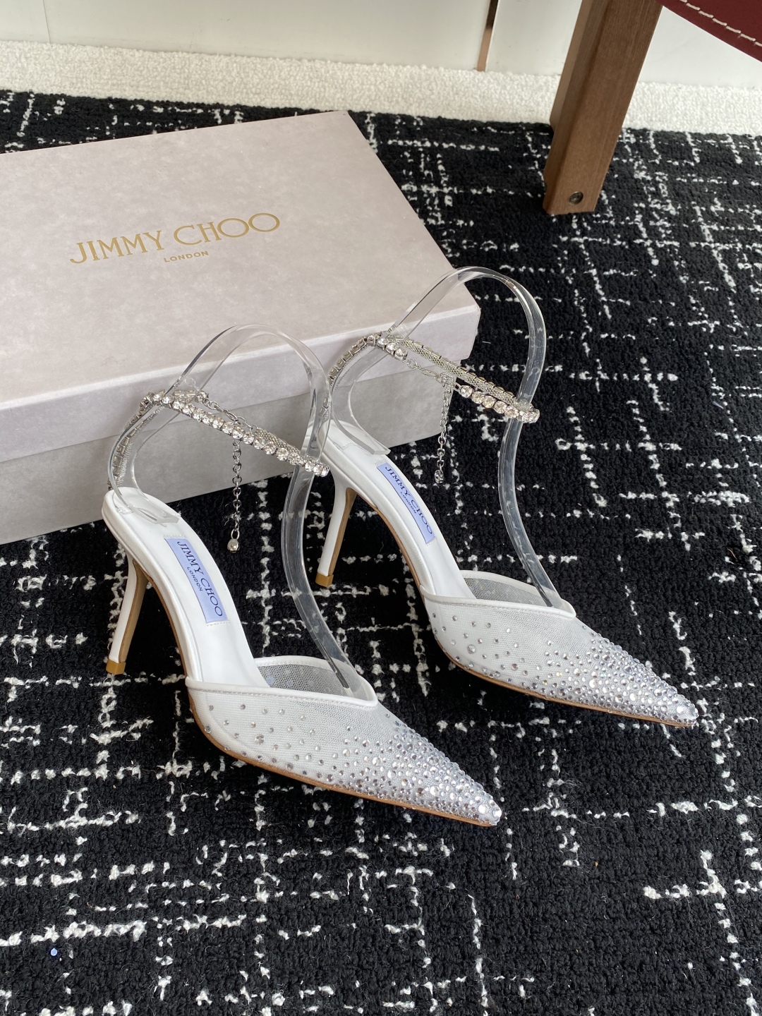 代购级
早春水晶钻扣凉鞋 拖鞋Jimmy Choo 周仰杰25春夏系列 重逢惊艳 优雅邂逅 碰撞之美 时