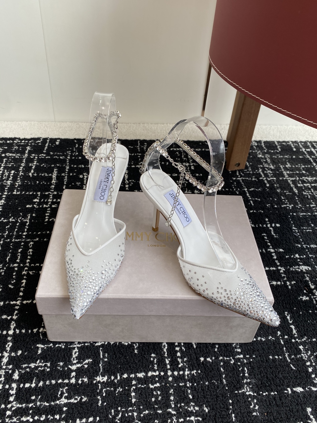 代购级
早春水晶钻扣凉鞋 拖鞋Jimmy Choo 周仰杰25春夏系列 重逢惊艳 优雅邂逅 碰撞之美 时