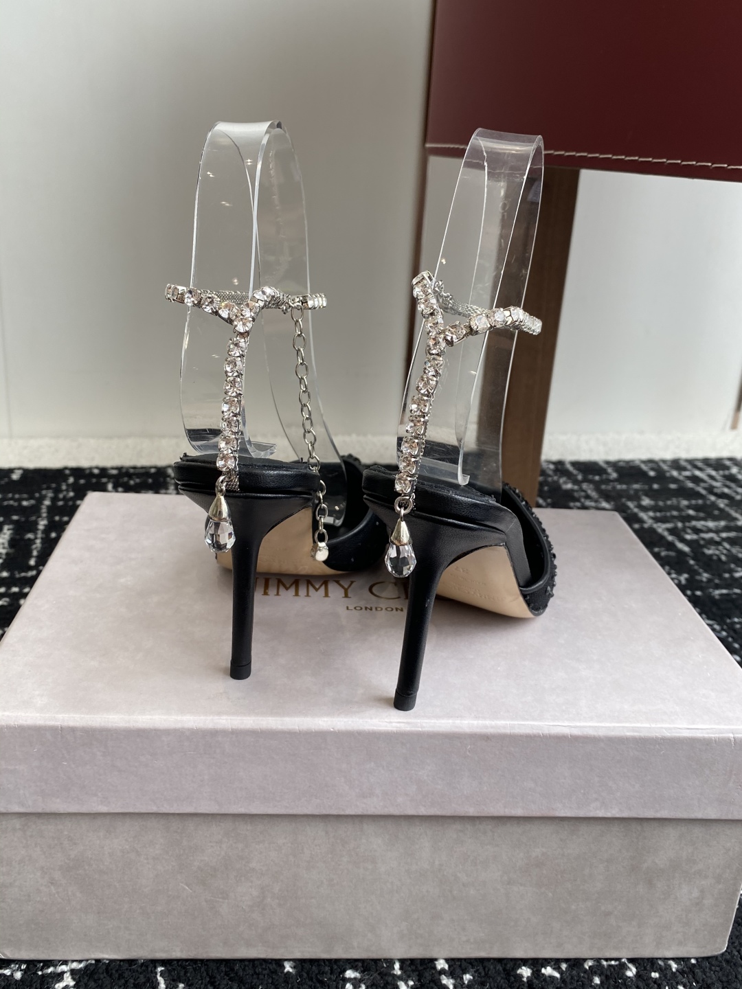 代购级
早春水晶钻扣凉鞋 拖鞋Jimmy Choo 周仰杰25春夏系列 重逢惊艳 优雅邂逅 碰撞之美 时