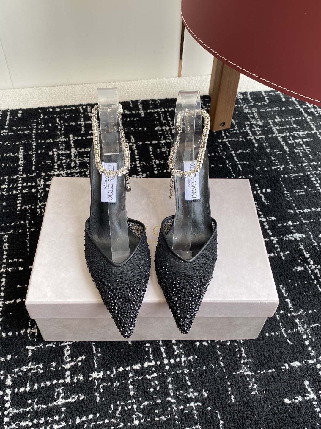 代购级
早春水晶钻扣凉鞋 拖鞋Jimmy Choo 周仰杰25春夏系列 重逢惊艳 优雅邂逅 碰撞之美 时