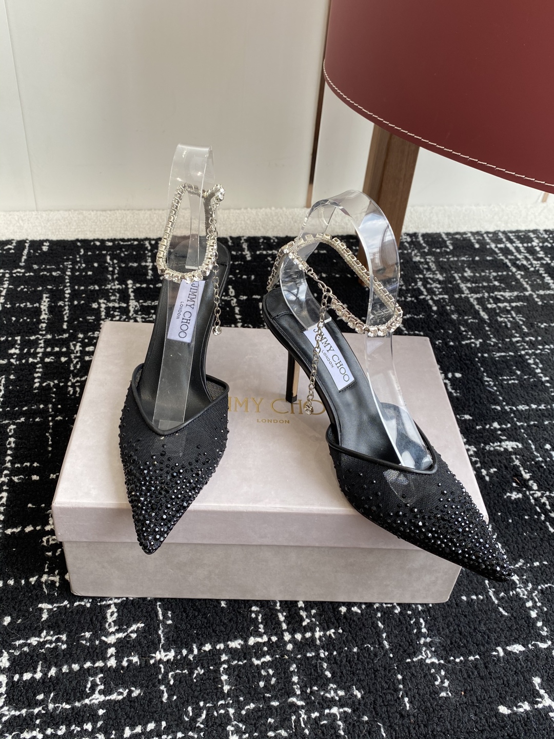 代购级
早春水晶钻扣凉鞋 拖鞋Jimmy Choo 周仰杰25春夏系列 重逢惊艳 优雅邂逅 碰撞之美 时