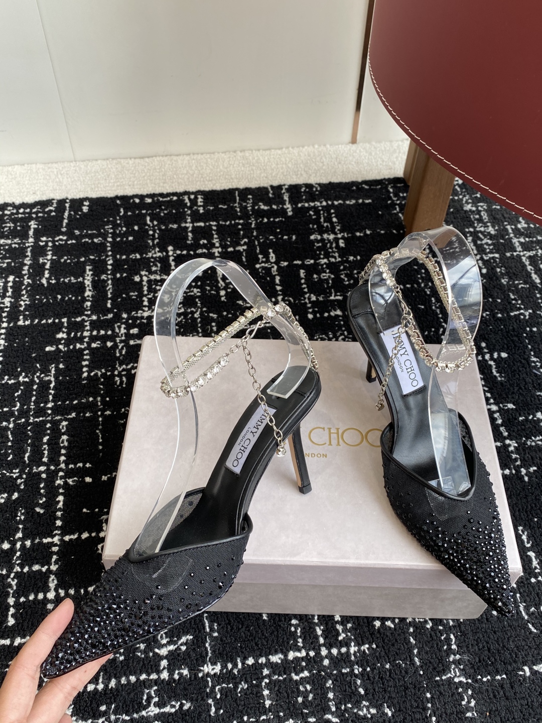 代购级
早春水晶钻扣凉鞋 拖鞋Jimmy Choo 周仰杰25春夏系列 重逢惊艳 优雅邂逅 碰撞之美 时
