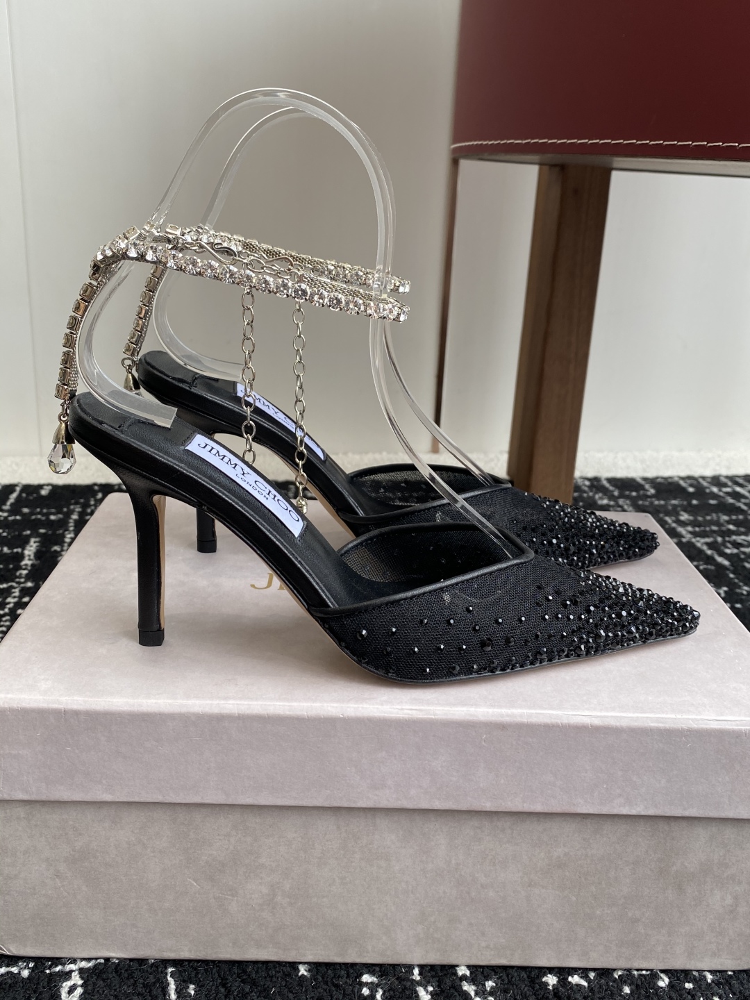 代购级
早春水晶钻扣凉鞋 拖鞋Jimmy Choo 周仰杰25春夏系列 重逢惊艳 优雅邂逅 碰撞之美 时