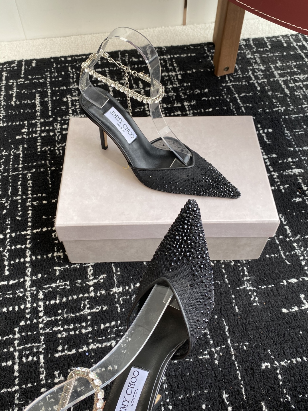 代购级
早春水晶钻扣凉鞋 拖鞋Jimmy Choo 周仰杰25春夏系列 重逢惊艳 优雅邂逅 碰撞之美 时