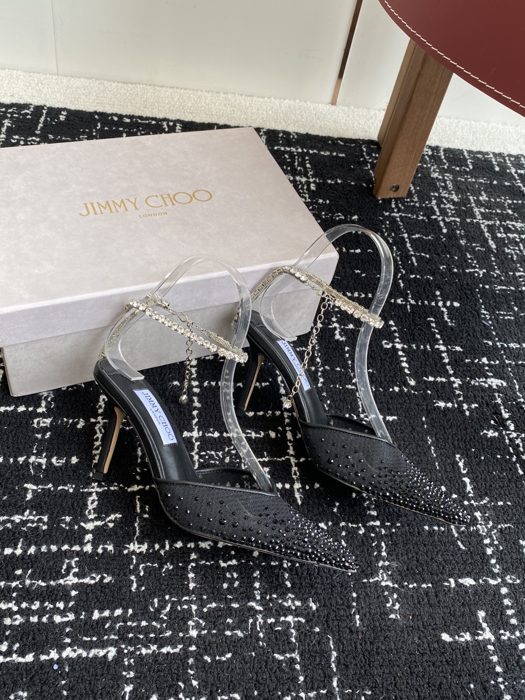 代购级
早春水晶钻扣凉鞋 拖鞋Jimmy Choo 周仰杰25春夏系列 重逢惊艳 优雅邂逅 碰撞之美 时