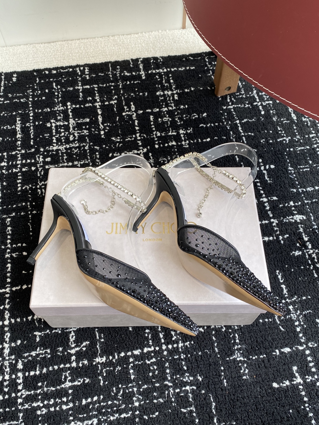 代购级
早春水晶钻扣凉鞋 拖鞋Jimmy Choo 周仰杰25春夏系列 重逢惊艳 优雅邂逅 碰撞之美 时