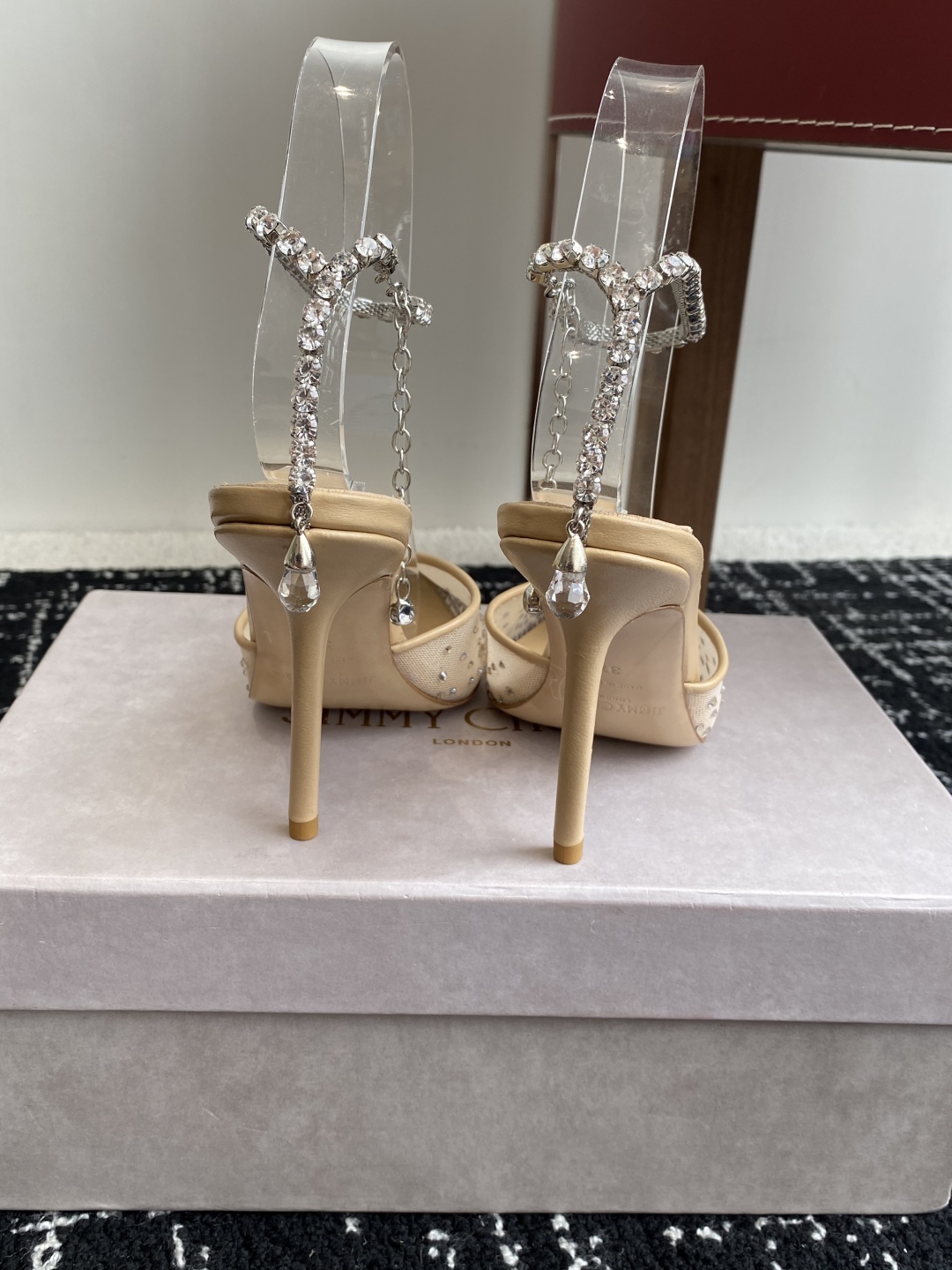 代购级
早春水晶钻扣凉鞋 拖鞋Jimmy Choo 周仰杰25春夏系列 重逢惊艳 优雅邂逅 碰撞之美 时