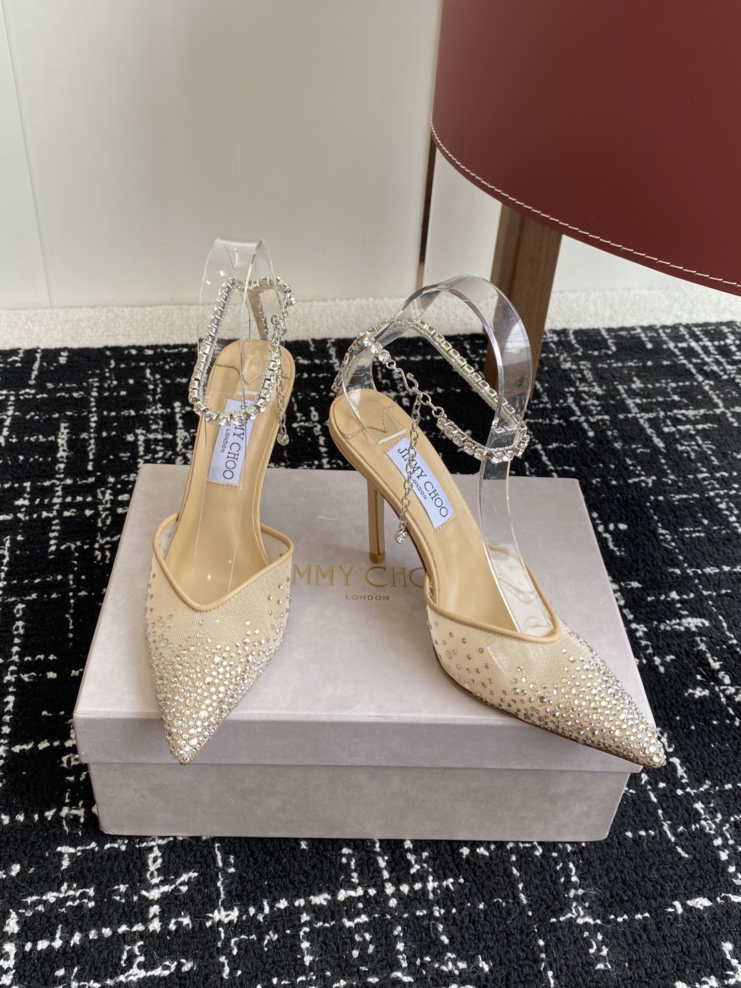 代购级
早春水晶钻扣凉鞋 拖鞋Jimmy Choo 周仰杰25春夏系列 重逢惊艳 优雅邂逅 碰撞之美 时