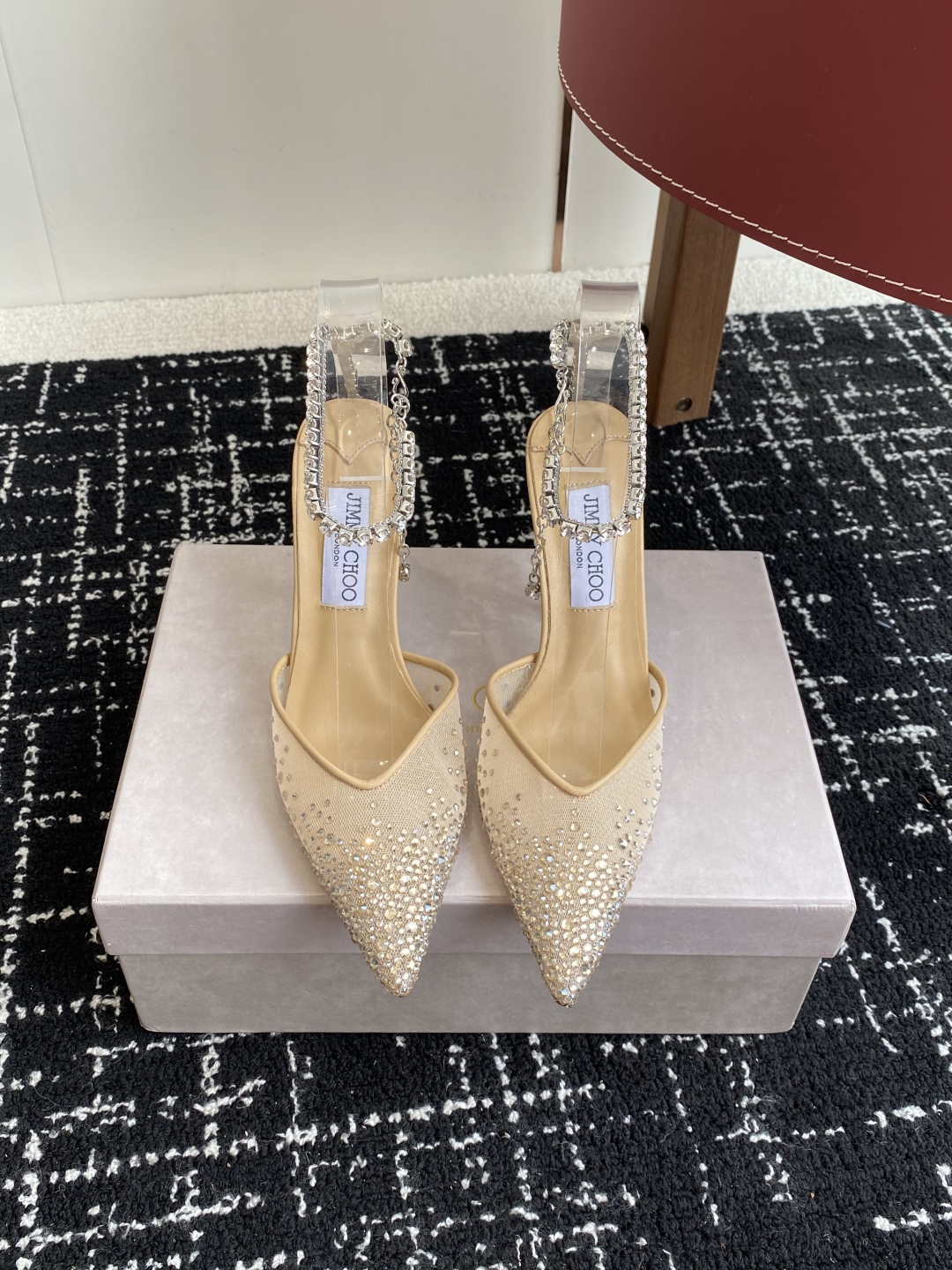代购级
早春水晶钻扣凉鞋 拖鞋Jimmy Choo 周仰杰25春夏系列 重逢惊艳 优雅邂逅 碰撞之美 时
