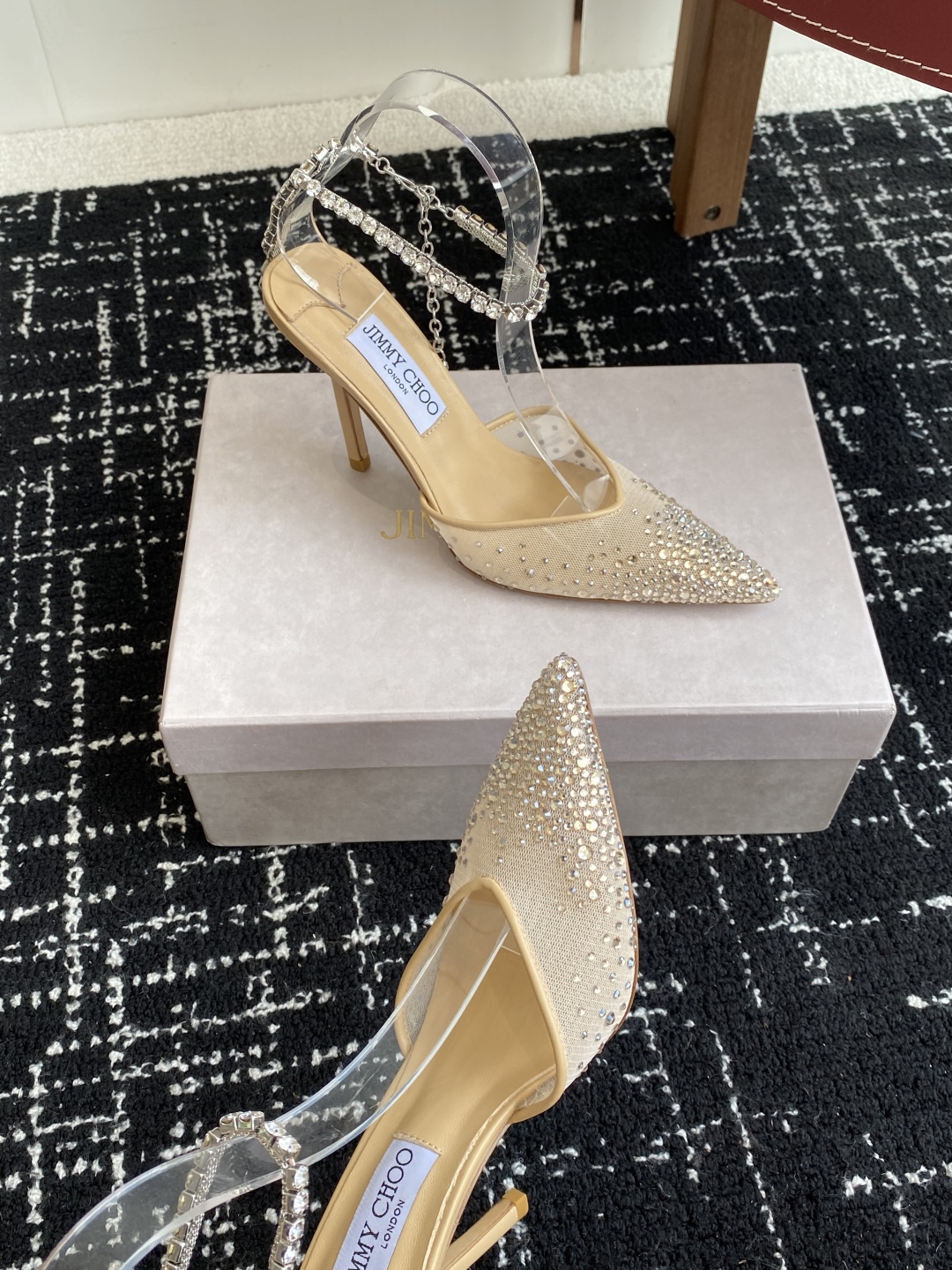 代购级
早春水晶钻扣凉鞋 拖鞋Jimmy Choo 周仰杰25春夏系列 重逢惊艳 优雅邂逅 碰撞之美 时