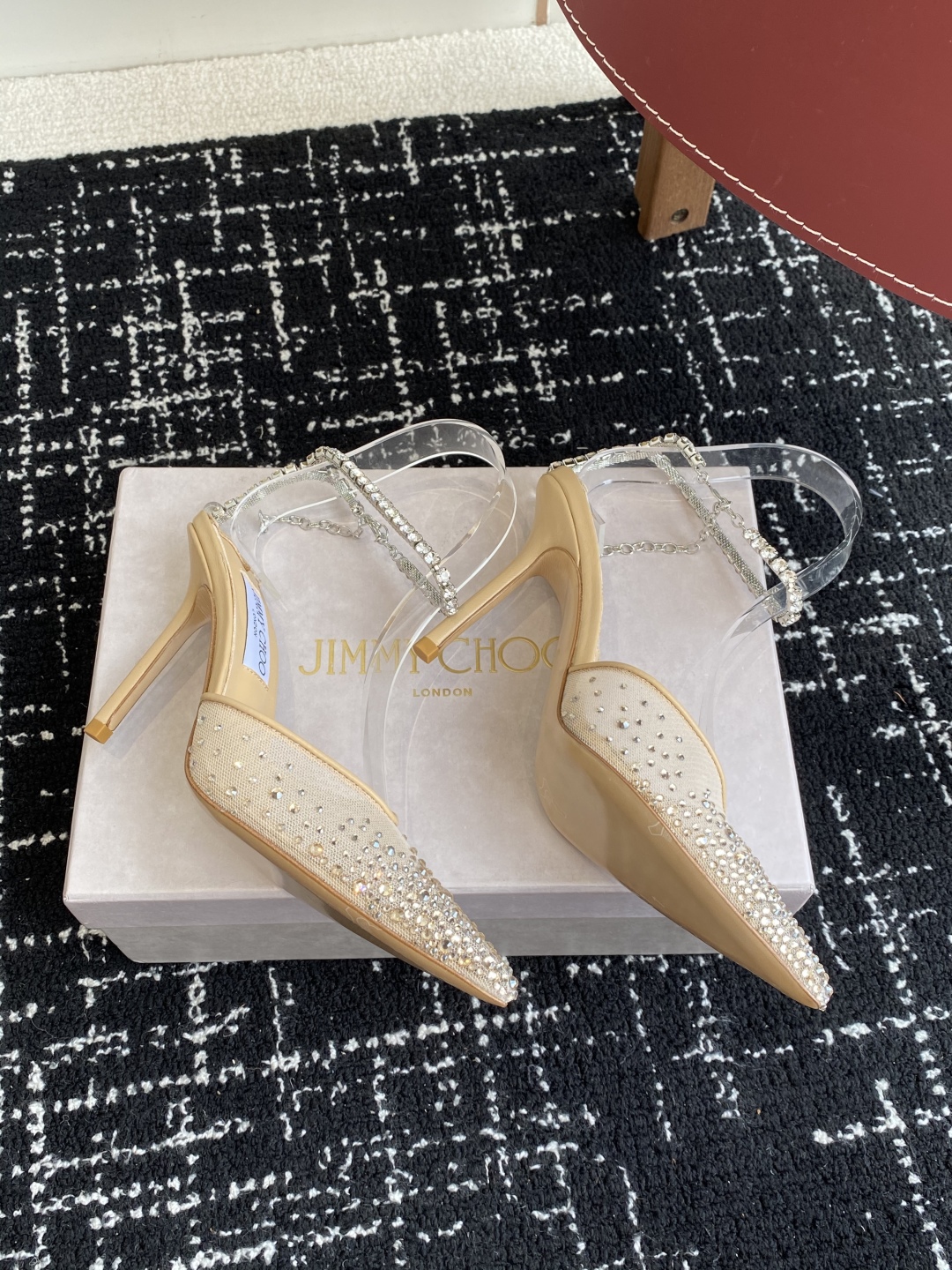 代购级
早春水晶钻扣凉鞋 拖鞋Jimmy Choo 周仰杰25春夏系列 重逢惊艳 优雅邂逅 碰撞之美 时