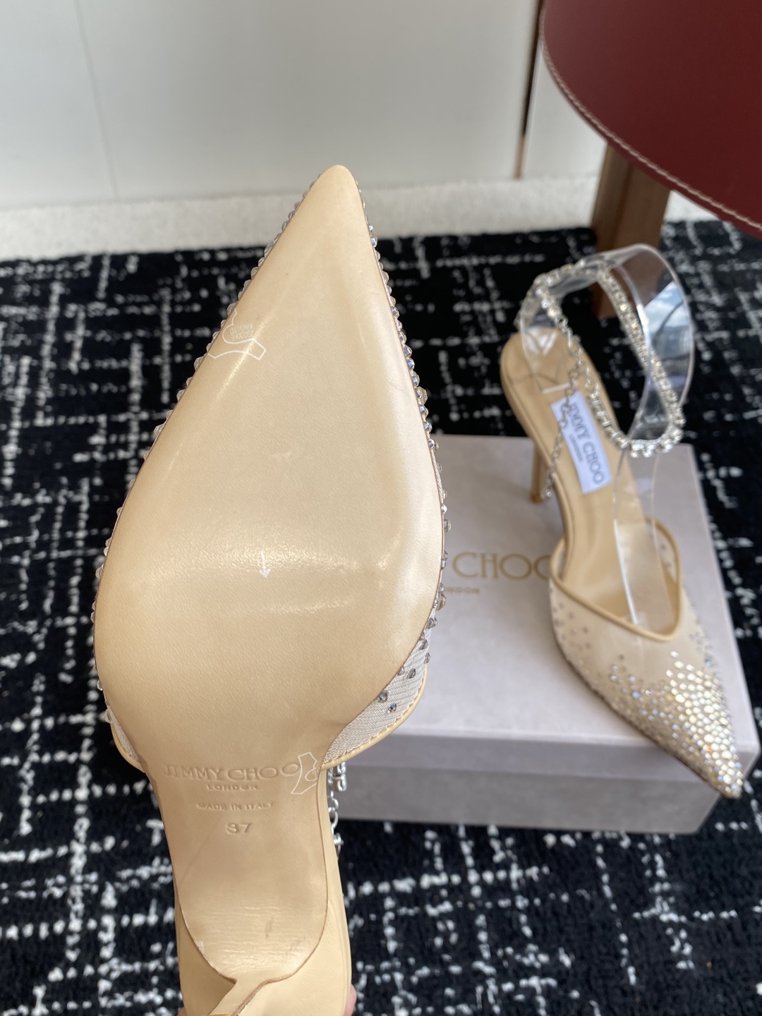 代购级
早春水晶钻扣凉鞋 拖鞋Jimmy Choo 周仰杰25春夏系列 重逢惊艳 优雅邂逅 碰撞之美 时