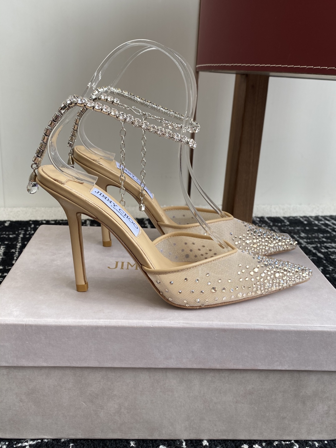 代购级
早春水晶钻扣凉鞋 拖鞋Jimmy Choo 周仰杰25春夏系列 重逢惊艳 优雅邂逅 碰撞之美 时