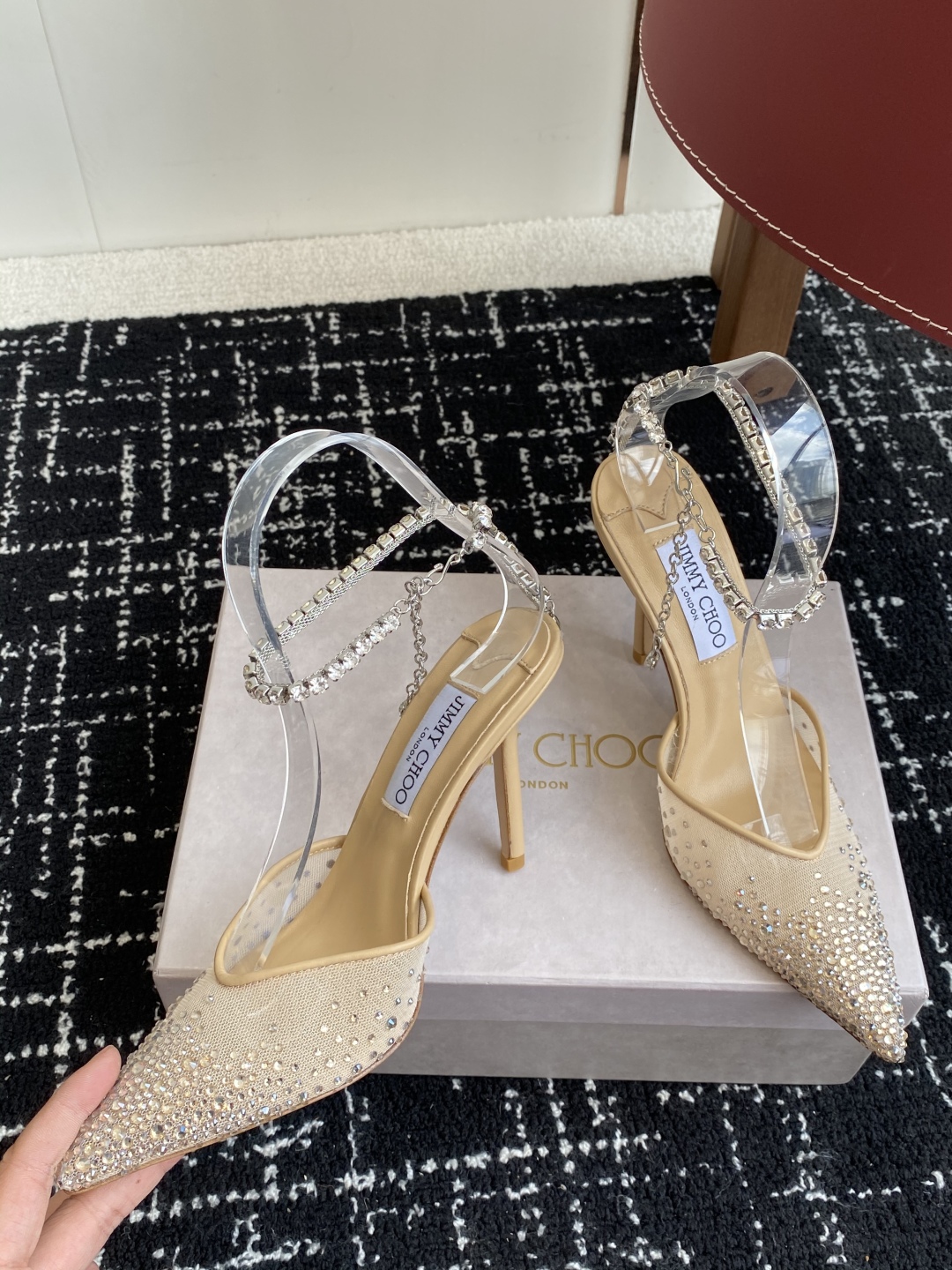 代购级
早春水晶钻扣凉鞋 拖鞋Jimmy Choo 周仰杰25春夏系列 重逢惊艳 优雅邂逅 碰撞之美 时