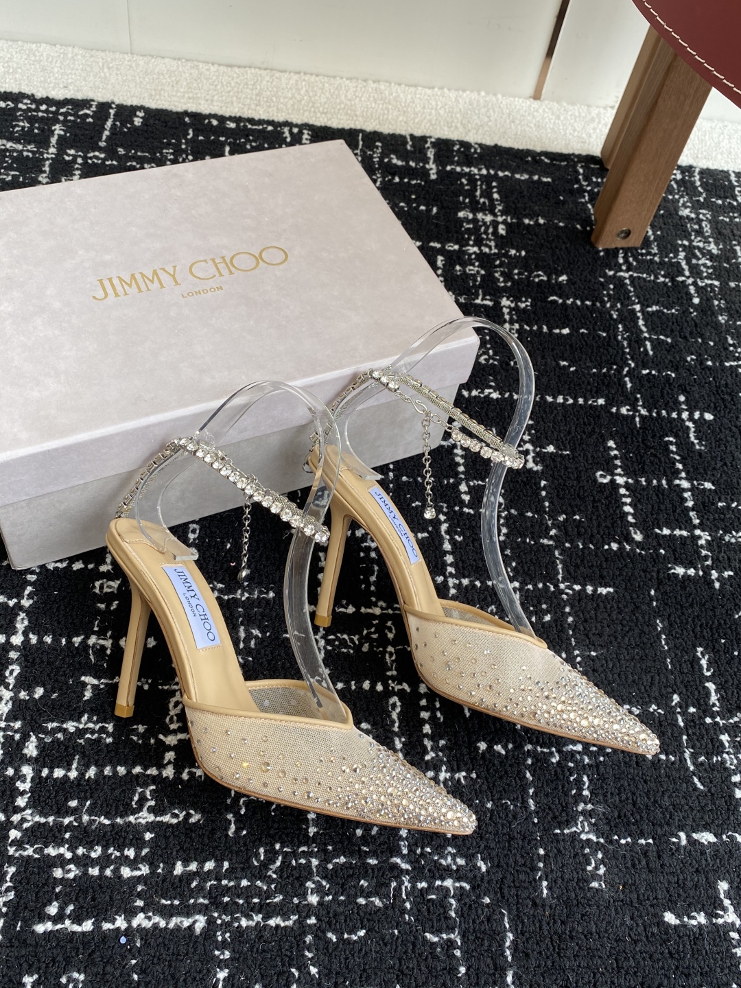 代购级
早春水晶钻扣凉鞋 拖鞋Jimmy Choo 周仰杰25春夏系列 重逢惊艳 优雅邂逅 碰撞之美 时