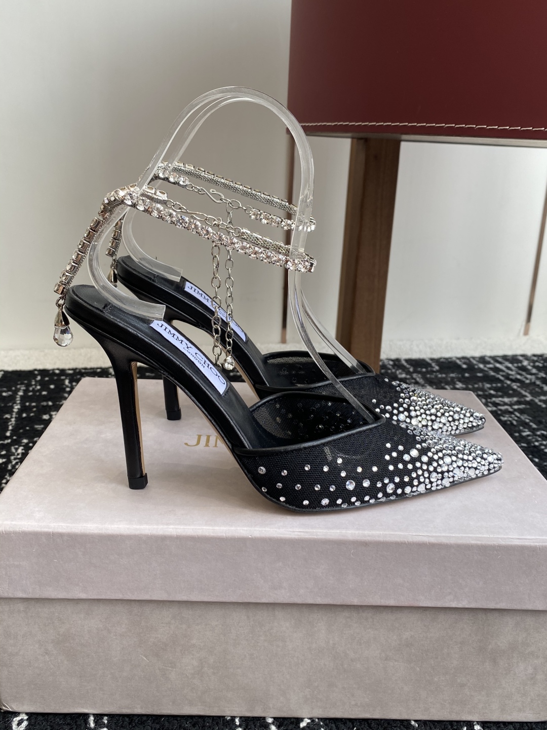 代购级
早春水晶钻扣凉鞋 拖鞋Jimmy Choo 周仰杰25春夏系列 重逢惊艳 优雅邂逅 碰撞之美 时