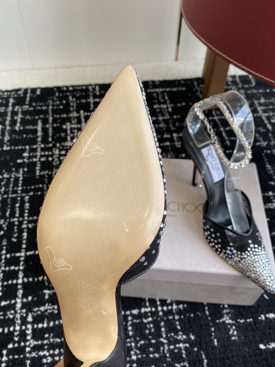 代购级
早春水晶钻扣凉鞋 拖鞋Jimmy Choo 周仰杰25春夏系列 重逢惊艳 优雅邂逅 碰撞之美 时