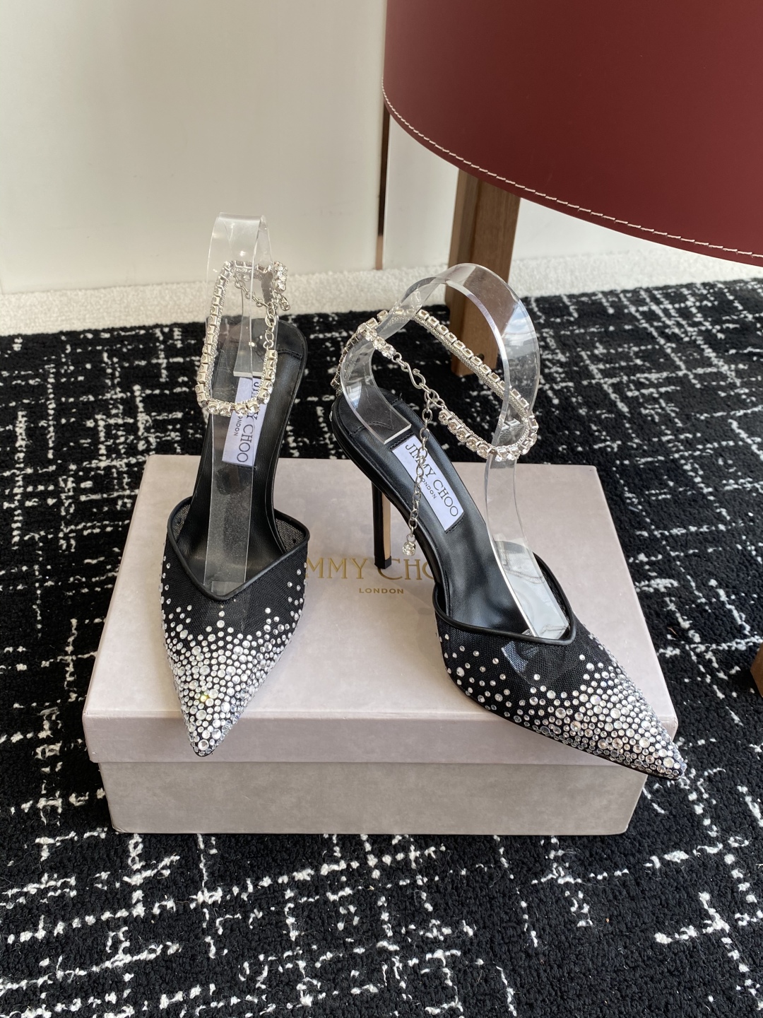 代购级
早春水晶钻扣凉鞋 拖鞋Jimmy Choo 周仰杰25春夏系列 重逢惊艳 优雅邂逅 碰撞之美 时