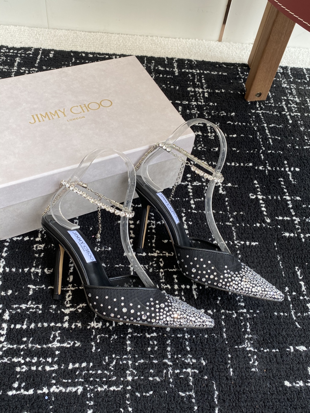 代购级
早春水晶钻扣凉鞋 拖鞋Jimmy Choo 周仰杰25春夏系列 重逢惊艳 优雅邂逅 碰撞之美 时