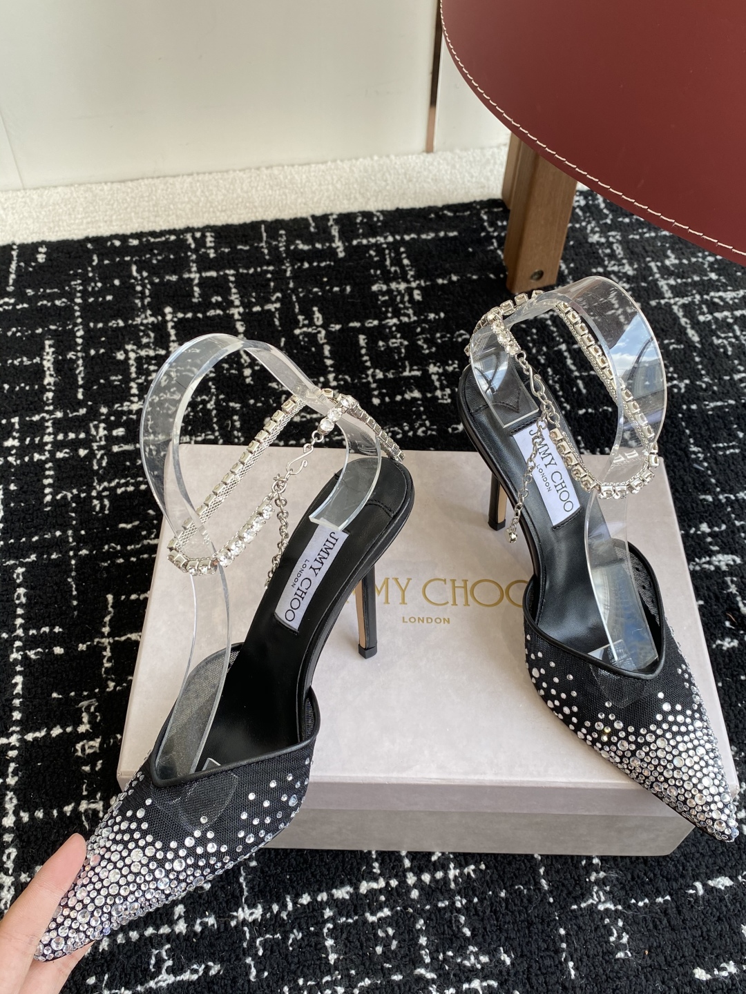 代购级
早春水晶钻扣凉鞋 拖鞋Jimmy Choo 周仰杰25春夏系列 重逢惊艳 优雅邂逅 碰撞之美 时