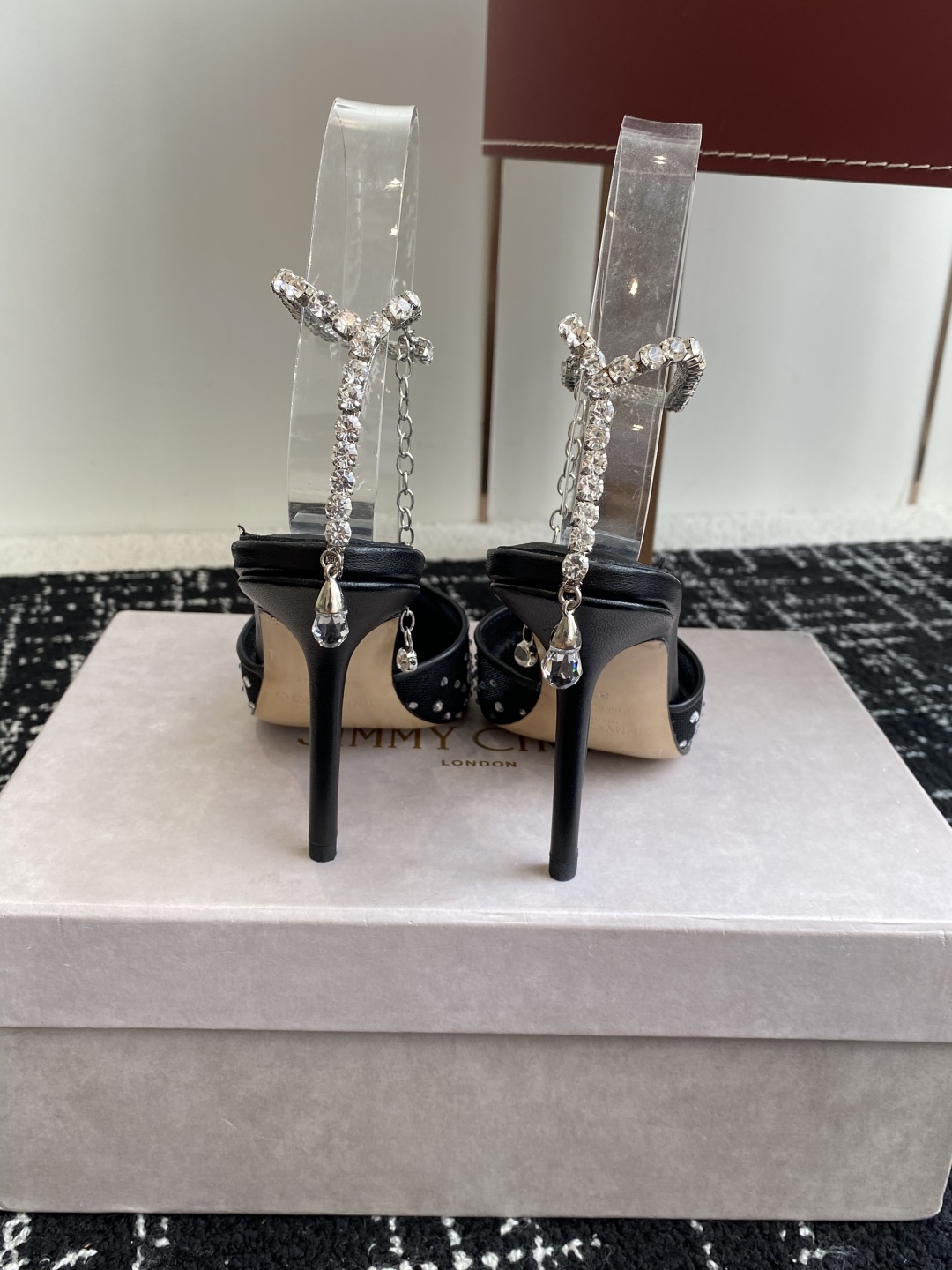 代购级
早春水晶钻扣凉鞋 拖鞋Jimmy Choo 周仰杰25春夏系列 重逢惊艳 优雅邂逅 碰撞之美 时