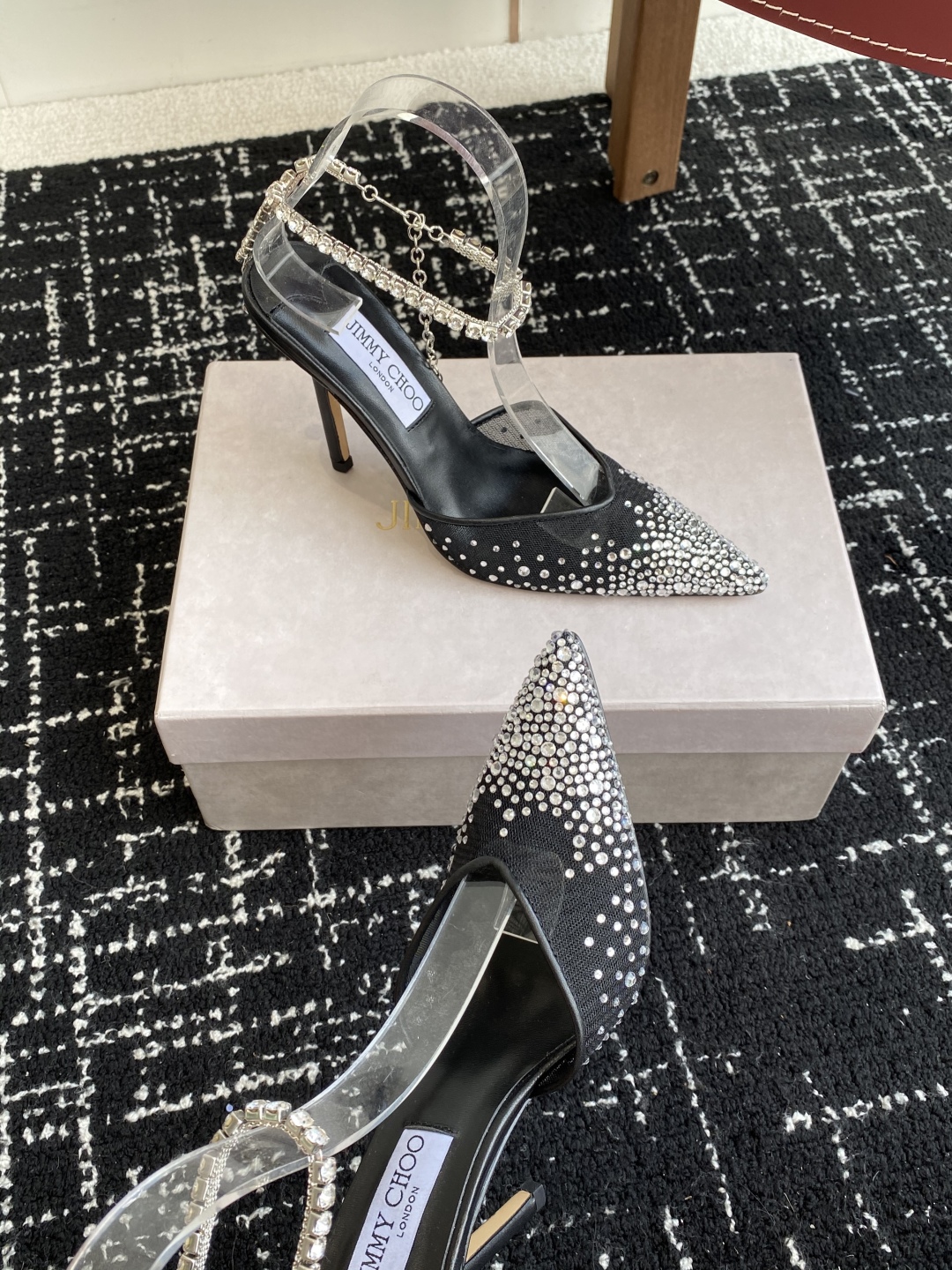 代购级
早春水晶钻扣凉鞋 拖鞋Jimmy Choo 周仰杰25春夏系列 重逢惊艳 优雅邂逅 碰撞之美 时
