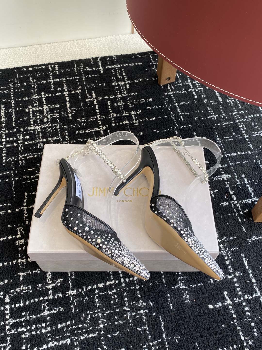 代购级
早春水晶钻扣凉鞋 拖鞋Jimmy Choo 周仰杰25春夏系列 重逢惊艳 优雅邂逅 碰撞之美 时
