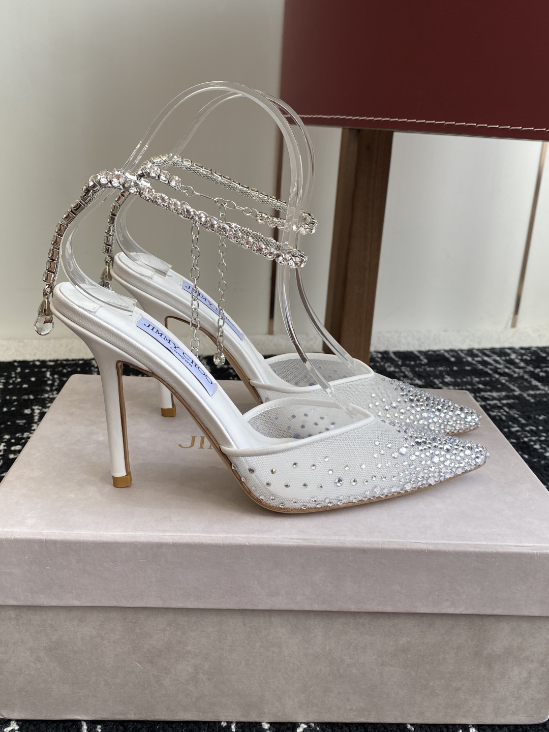 代购级
早春水晶钻扣凉鞋 拖鞋Jimmy Choo 周仰杰25春夏系列 重逢惊艳 优雅邂逅 碰撞之美 时