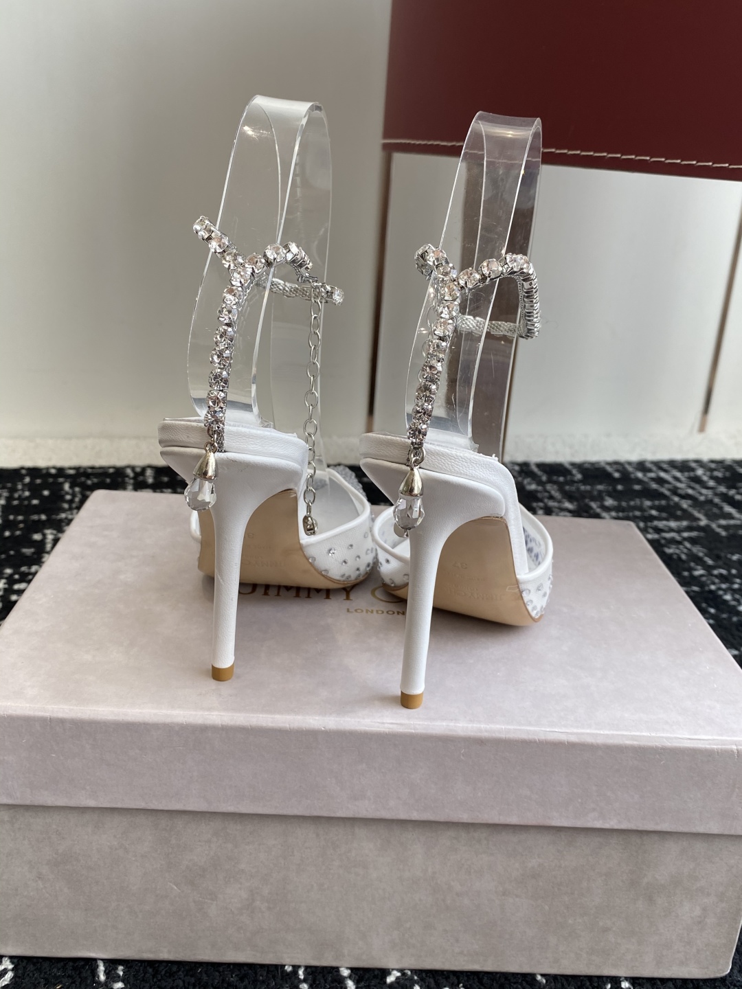 代购级
早春水晶钻扣凉鞋 拖鞋Jimmy Choo 周仰杰25春夏系列 重逢惊艳 优雅邂逅 碰撞之美 时