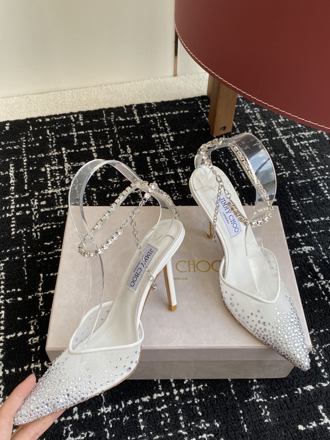 代购级
早春水晶钻扣凉鞋 拖鞋Jimmy Choo 周仰杰25春夏系列 重逢惊艳 优雅邂逅 碰撞之美 时