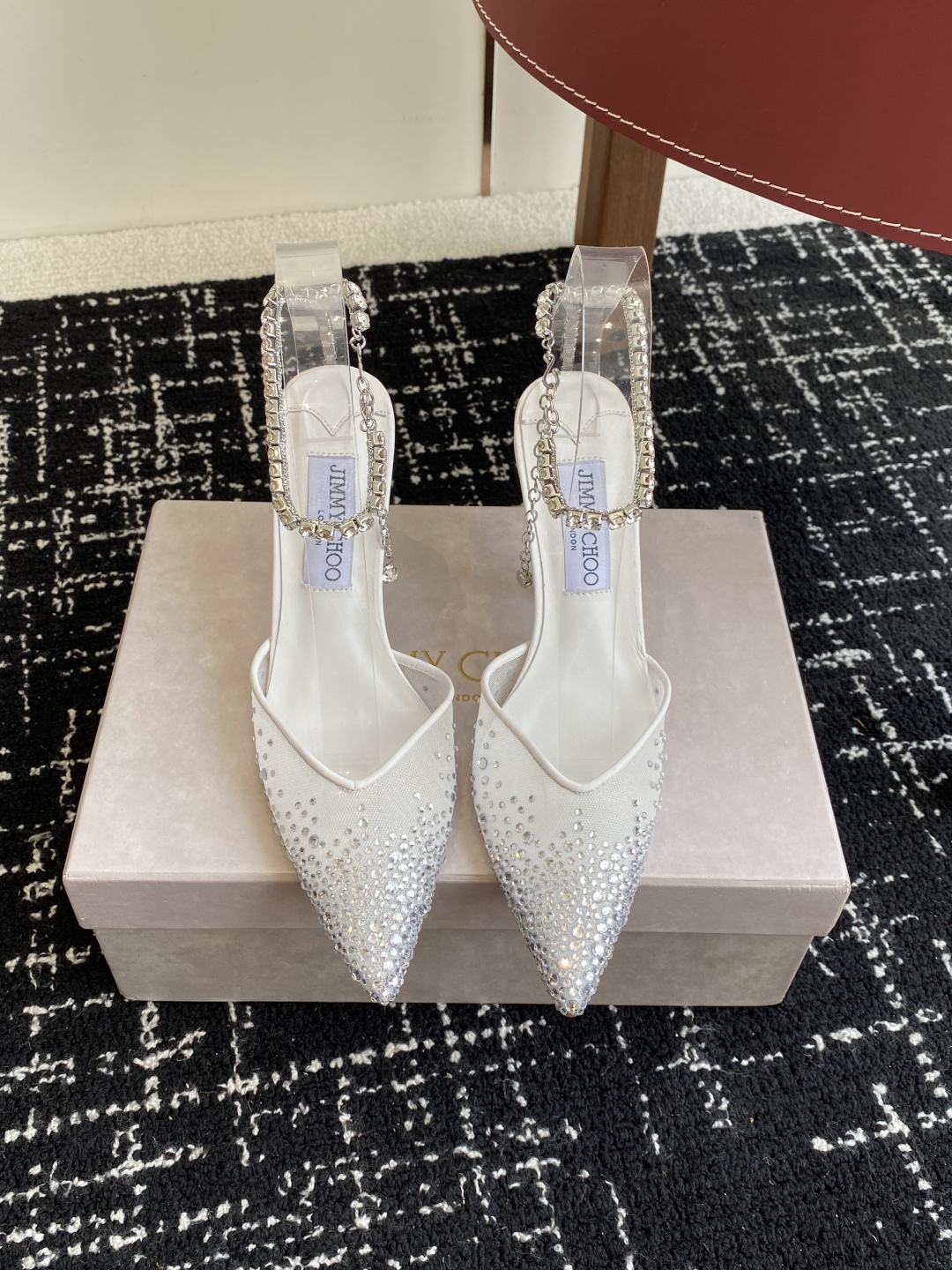 代购级
早春水晶钻扣凉鞋 拖鞋Jimmy Choo 周仰杰25春夏系列 重逢惊艳 优雅邂逅 碰撞之美 时