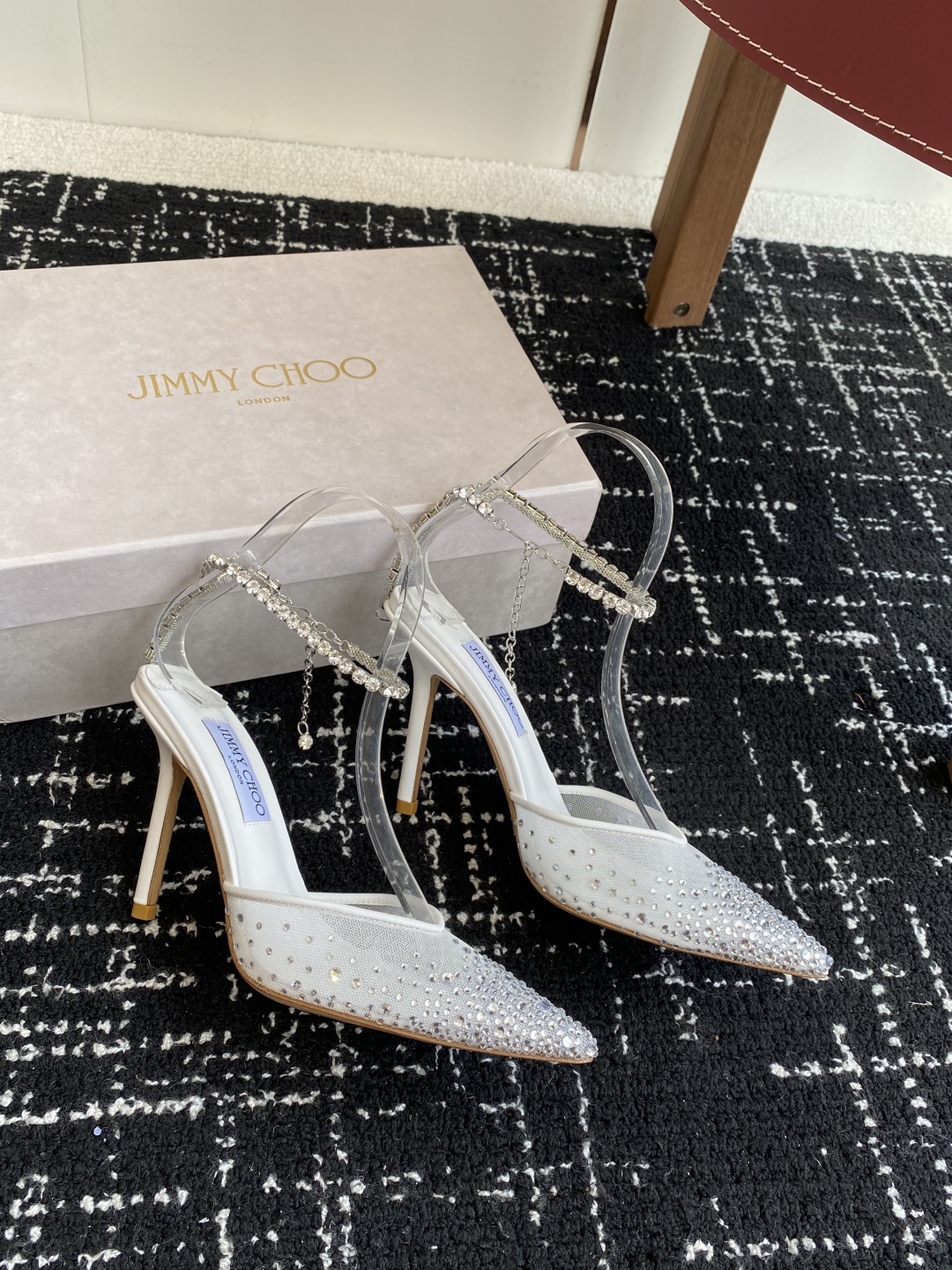 代购级
早春水晶钻扣凉鞋 拖鞋Jimmy Choo 周仰杰25春夏系列 重逢惊艳 优雅邂逅 碰撞之美 时
