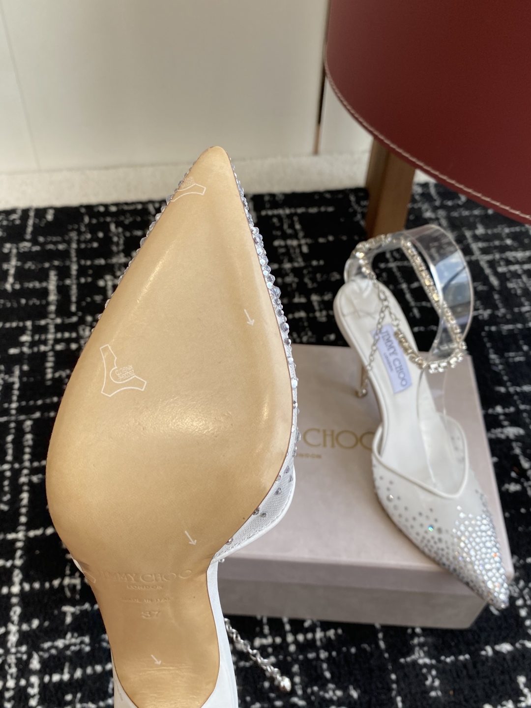 代购级
早春水晶钻扣凉鞋 拖鞋Jimmy Choo 周仰杰25春夏系列 重逢惊艳 优雅邂逅 碰撞之美 时