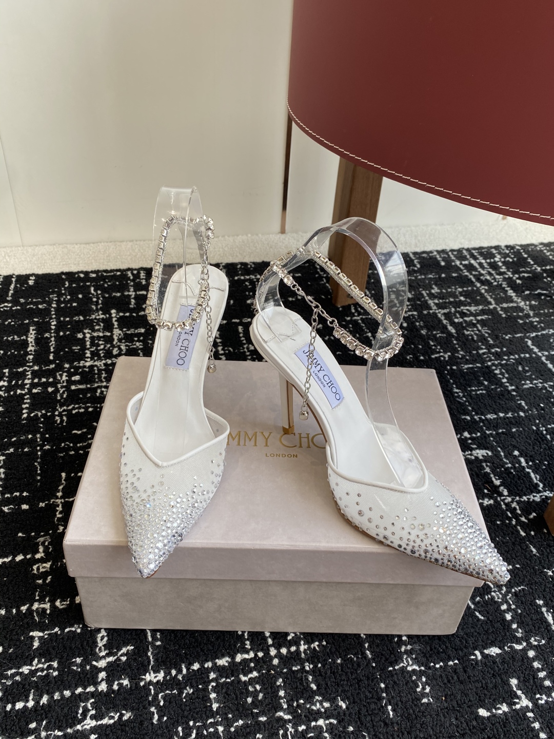 代购级
早春水晶钻扣凉鞋 拖鞋Jimmy Choo 周仰杰25春夏系列 重逢惊艳 优雅邂逅 碰撞之美 时