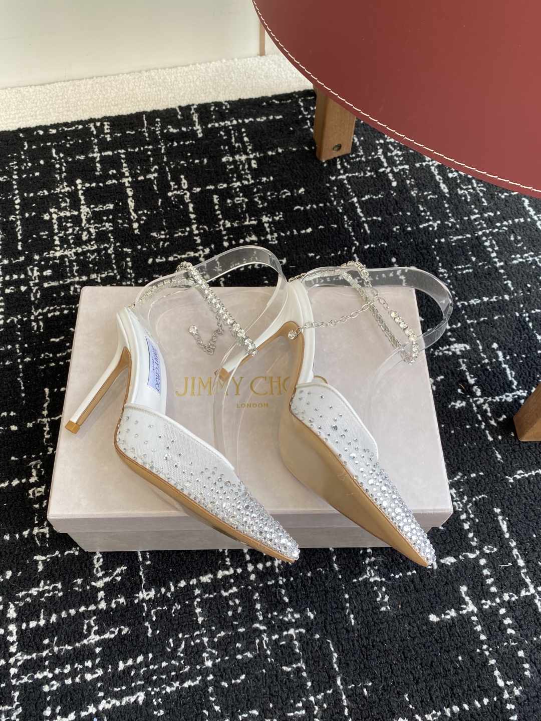代购级
早春水晶钻扣凉鞋 拖鞋Jimmy Choo 周仰杰25春夏系列 重逢惊艳 优雅邂逅 碰撞之美 时