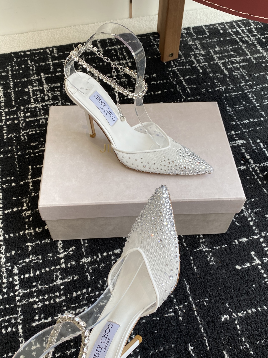 代购级
早春水晶钻扣凉鞋 拖鞋Jimmy Choo 周仰杰25春夏系列 重逢惊艳 优雅邂逅 碰撞之美 时