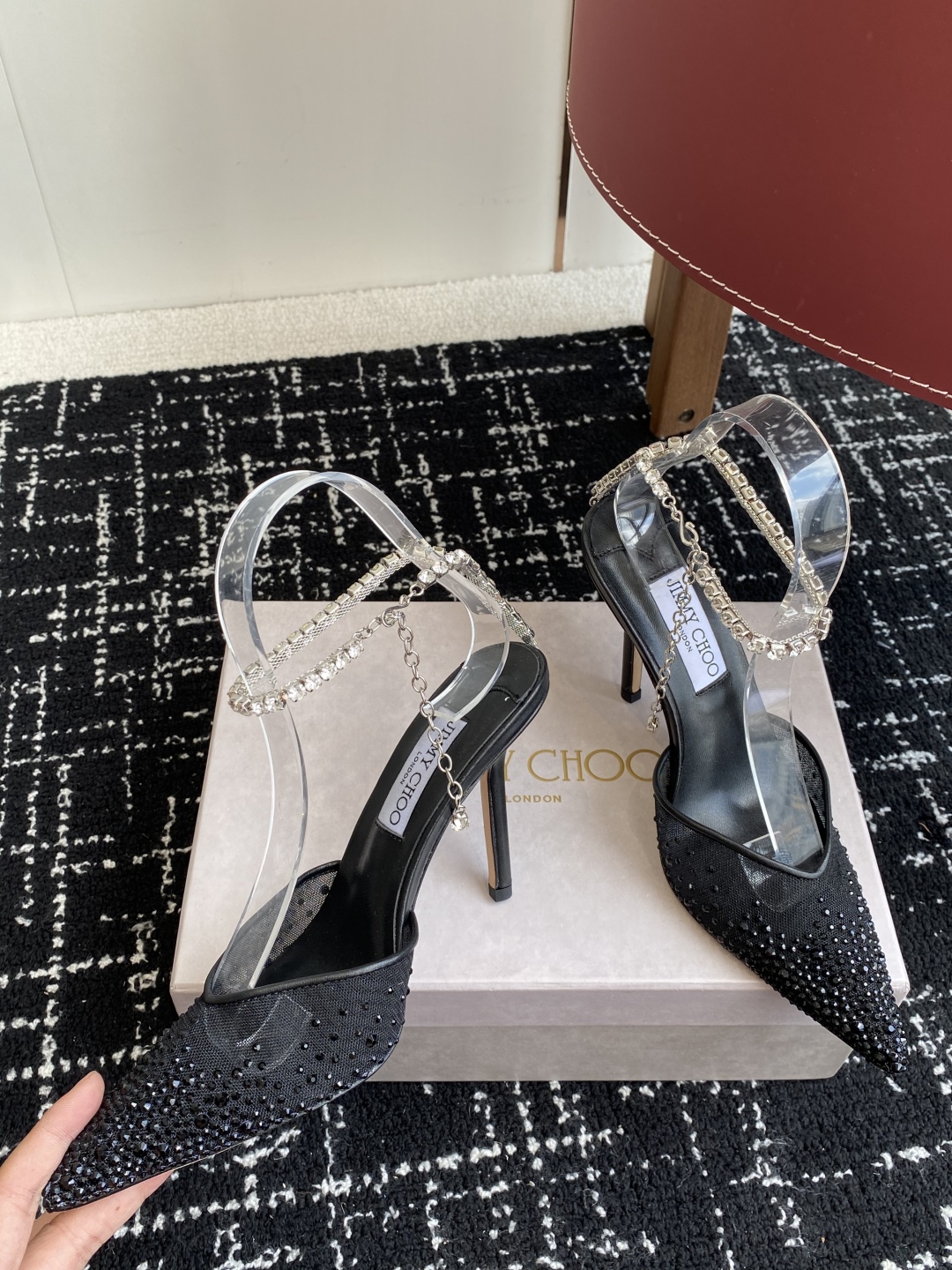 代购级
早春水晶钻扣凉鞋 拖鞋Jimmy Choo 周仰杰25春夏系列 重逢惊艳 优雅邂逅 碰撞之美 时