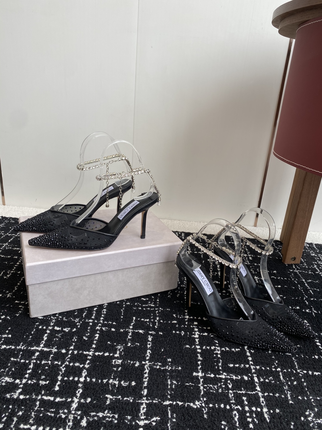 代购级
早春水晶钻扣凉鞋 拖鞋Jimmy Choo 周仰杰25春夏系列 重逢惊艳 优雅邂逅 碰撞之美 时