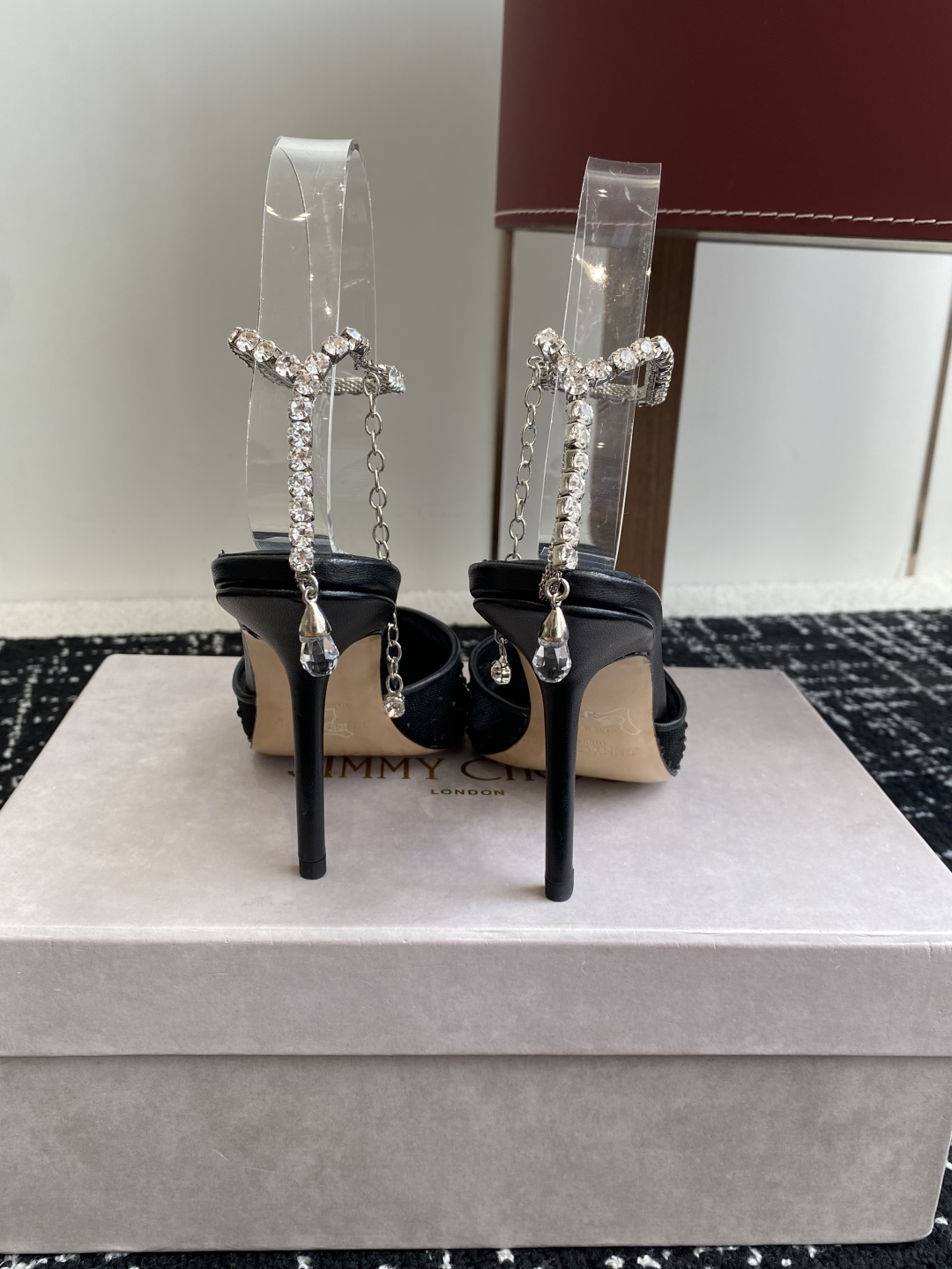 代购级
早春水晶钻扣凉鞋 拖鞋Jimmy Choo 周仰杰25春夏系列 重逢惊艳 优雅邂逅 碰撞之美 时