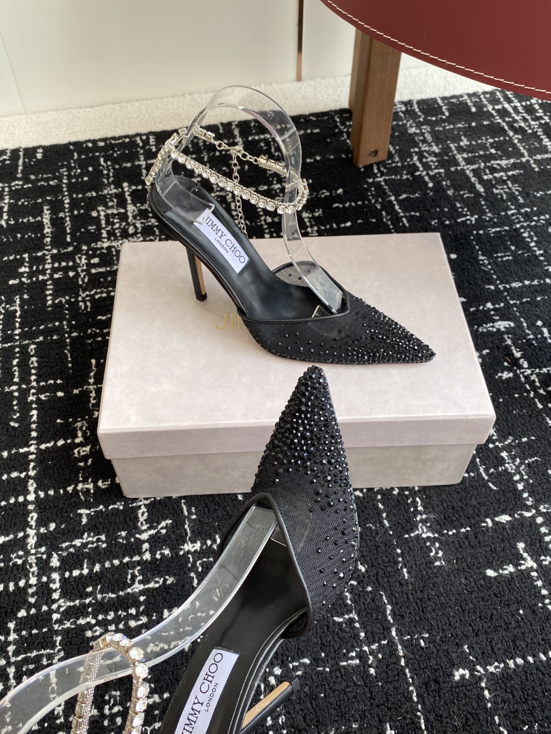 代购级
早春水晶钻扣凉鞋 拖鞋Jimmy Choo 周仰杰25春夏系列 重逢惊艳 优雅邂逅 碰撞之美 时