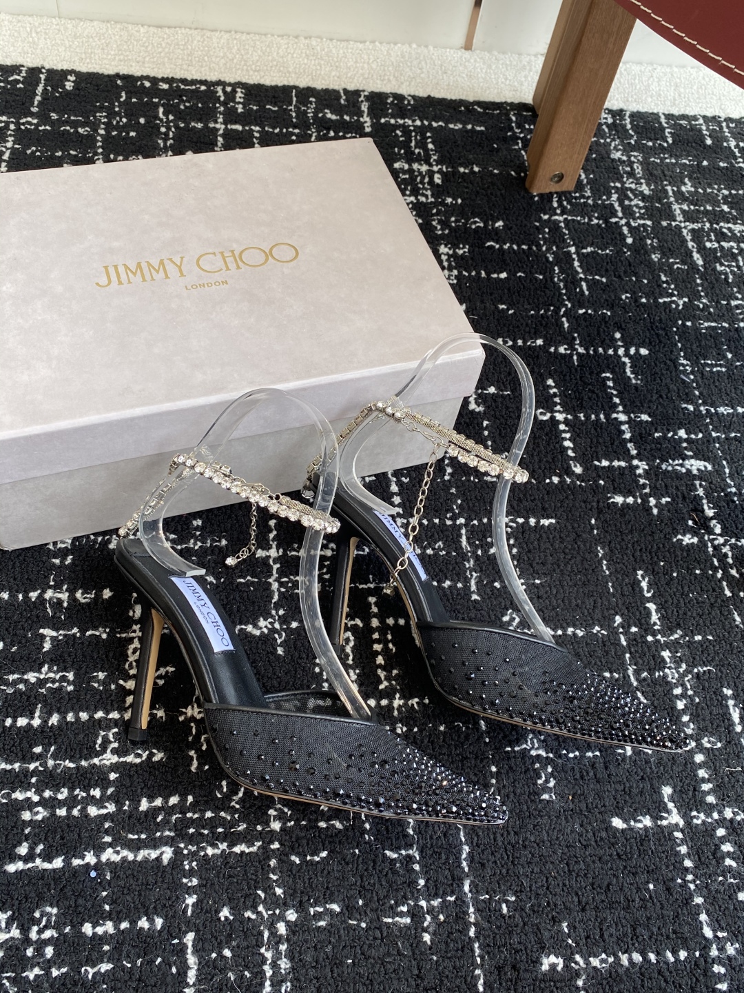 代购级
早春水晶钻扣凉鞋 拖鞋Jimmy Choo 周仰杰25春夏系列 重逢惊艳 优雅邂逅 碰撞之美 时
