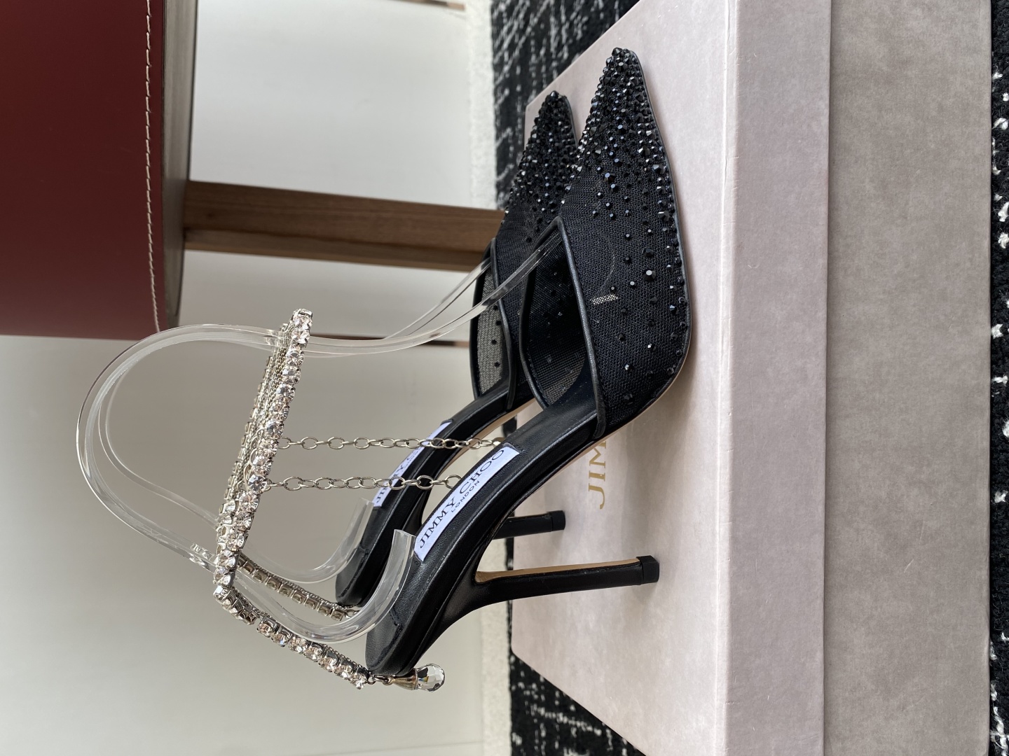 代购级
早春水晶钻扣凉鞋 拖鞋Jimmy Choo 周仰杰25春夏系列 重逢惊艳 优雅邂逅 碰撞之美 时