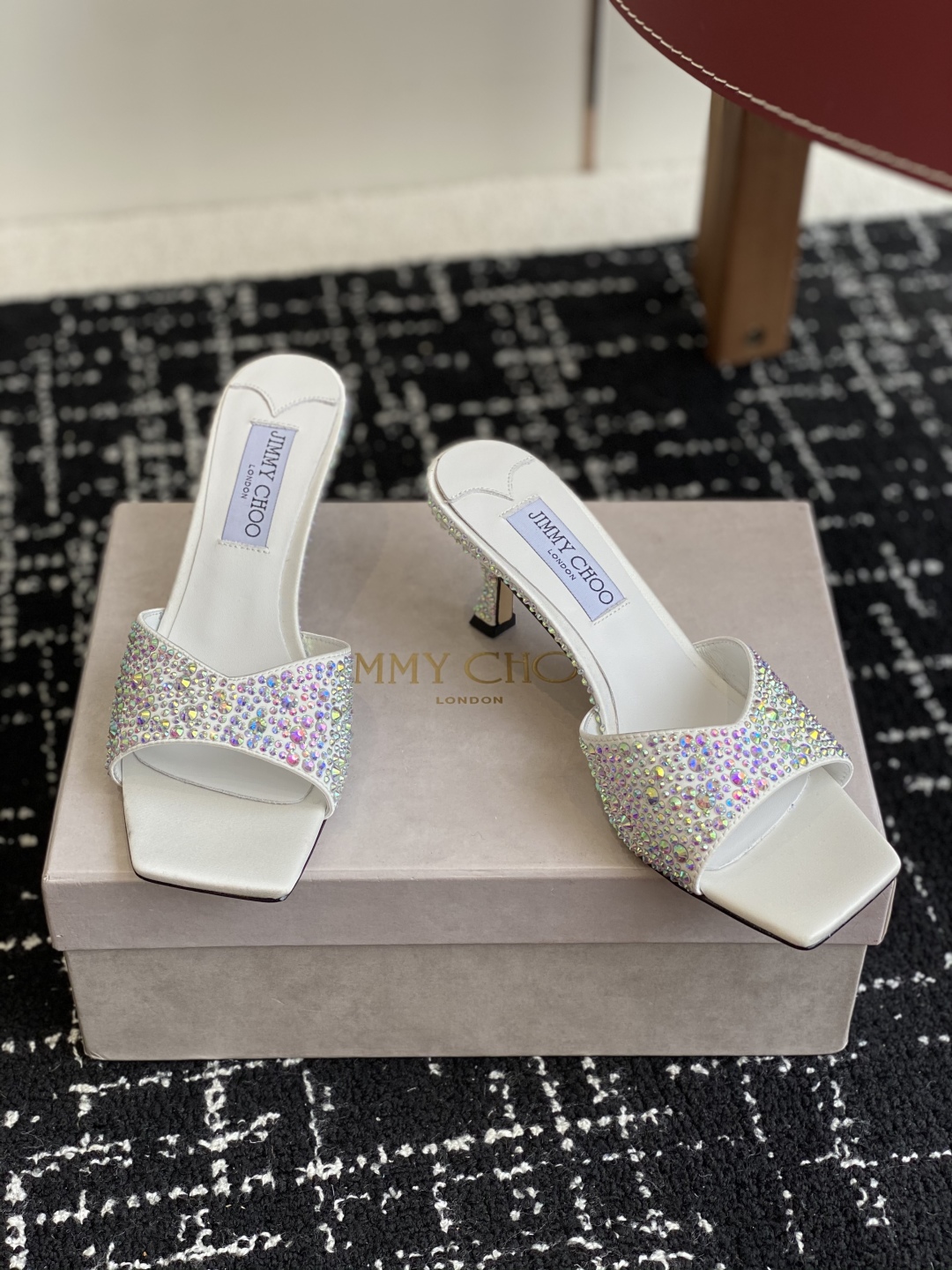 代购级
早春珍珠 水晶钻 拖鞋Jimmy Choo 周仰杰25春夏系列 重逢惊艳 优雅邂逅 碰撞之美 时