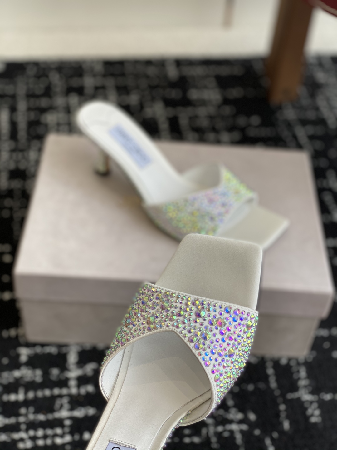 代购级
早春珍珠 水晶钻 拖鞋Jimmy Choo 周仰杰25春夏系列 重逢惊艳 优雅邂逅 碰撞之美 时