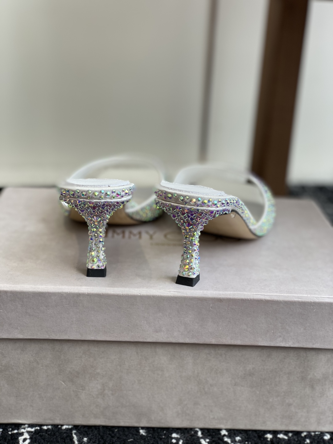 代购级
早春珍珠 水晶钻 拖鞋Jimmy Choo 周仰杰25春夏系列 重逢惊艳 优雅邂逅 碰撞之美 时