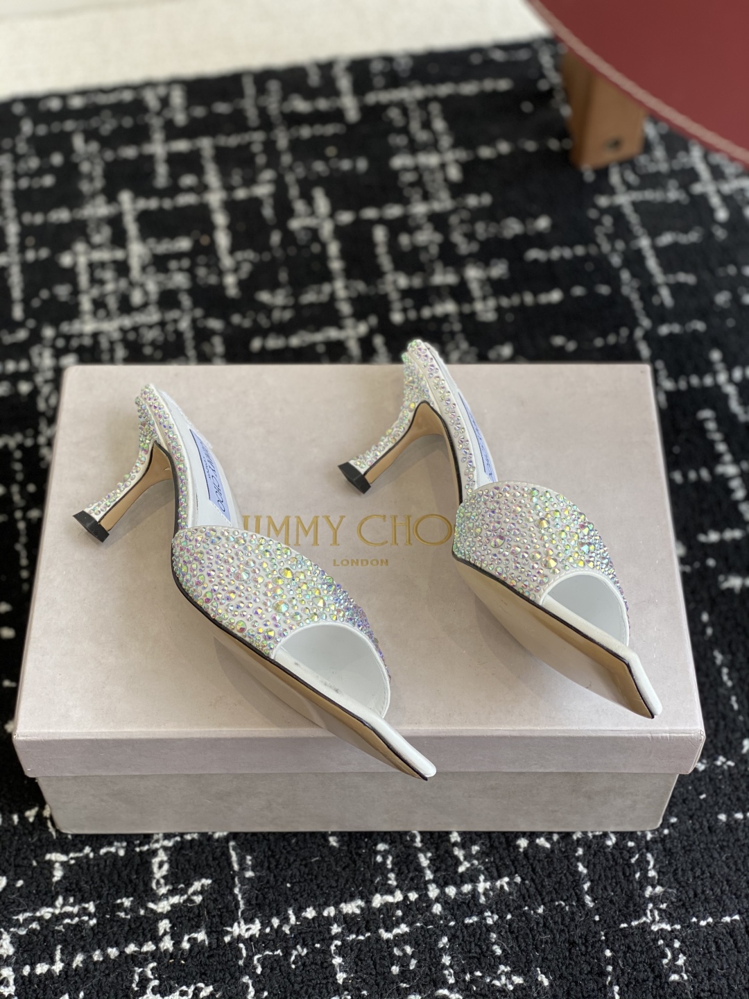 代购级
早春珍珠 水晶钻 拖鞋Jimmy Choo 周仰杰25春夏系列 重逢惊艳 优雅邂逅 碰撞之美 时