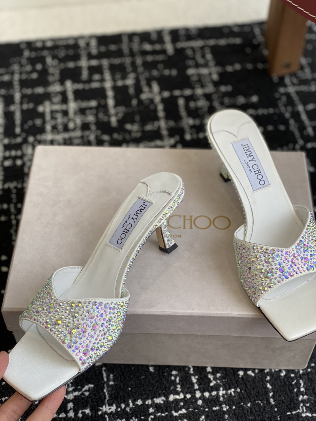 代购级
早春珍珠 水晶钻 拖鞋Jimmy Choo 周仰杰25春夏系列 重逢惊艳 优雅邂逅 碰撞之美 时