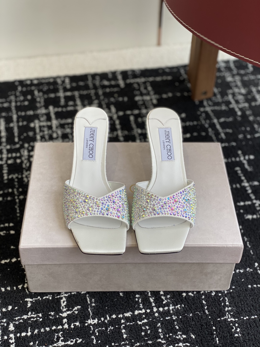 代购级
早春珍珠 水晶钻 拖鞋Jimmy Choo 周仰杰25春夏系列 重逢惊艳 优雅邂逅 碰撞之美 时
